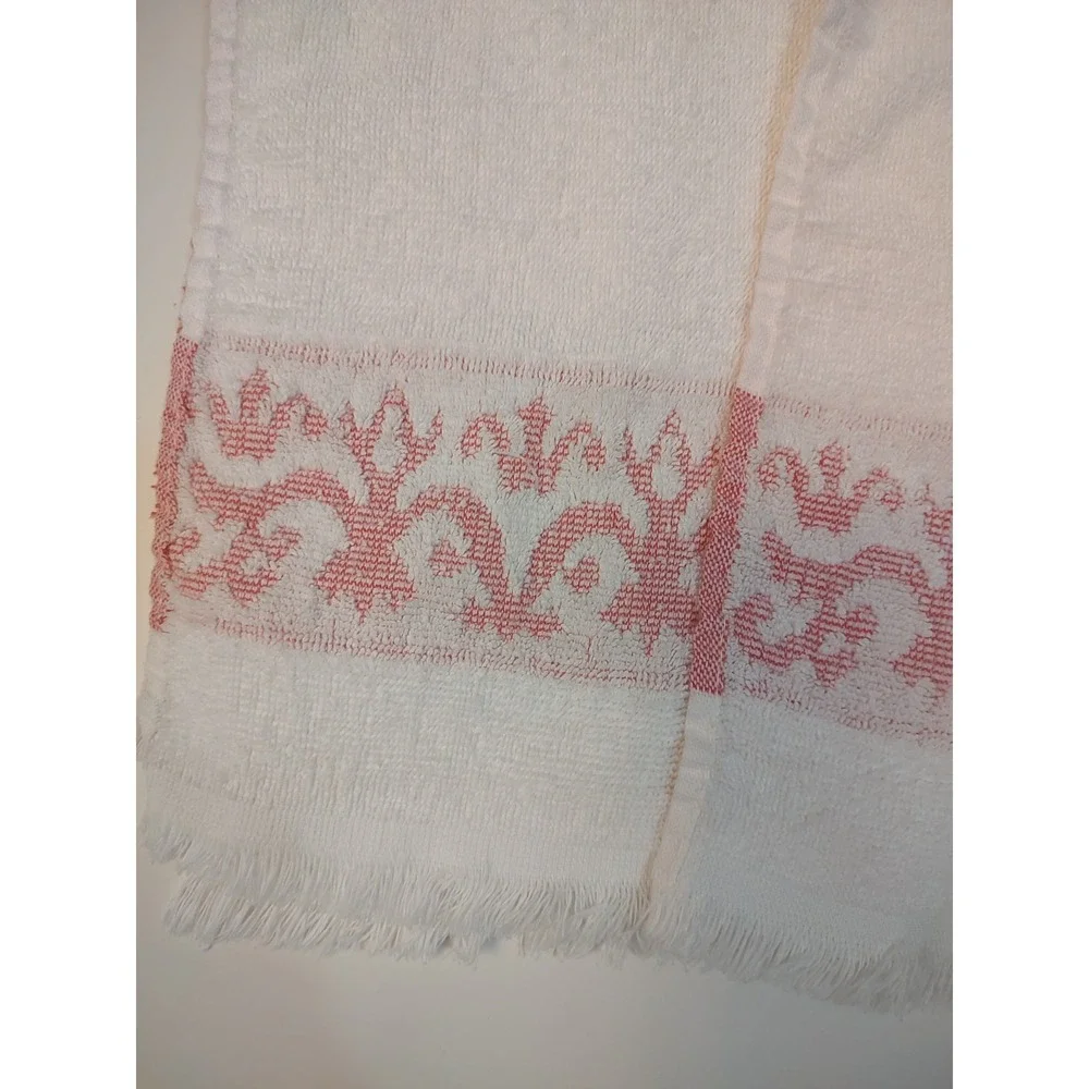 2 Vintage White Pink Bathroom Hand Towels A19